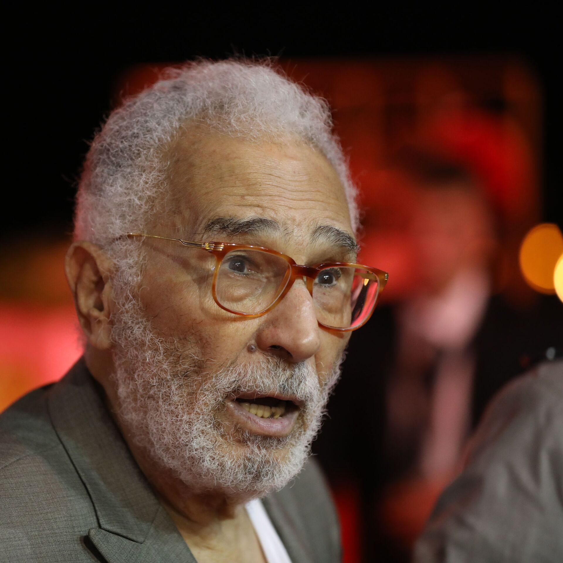 الفنان عبدالرحمن أبو زهرة