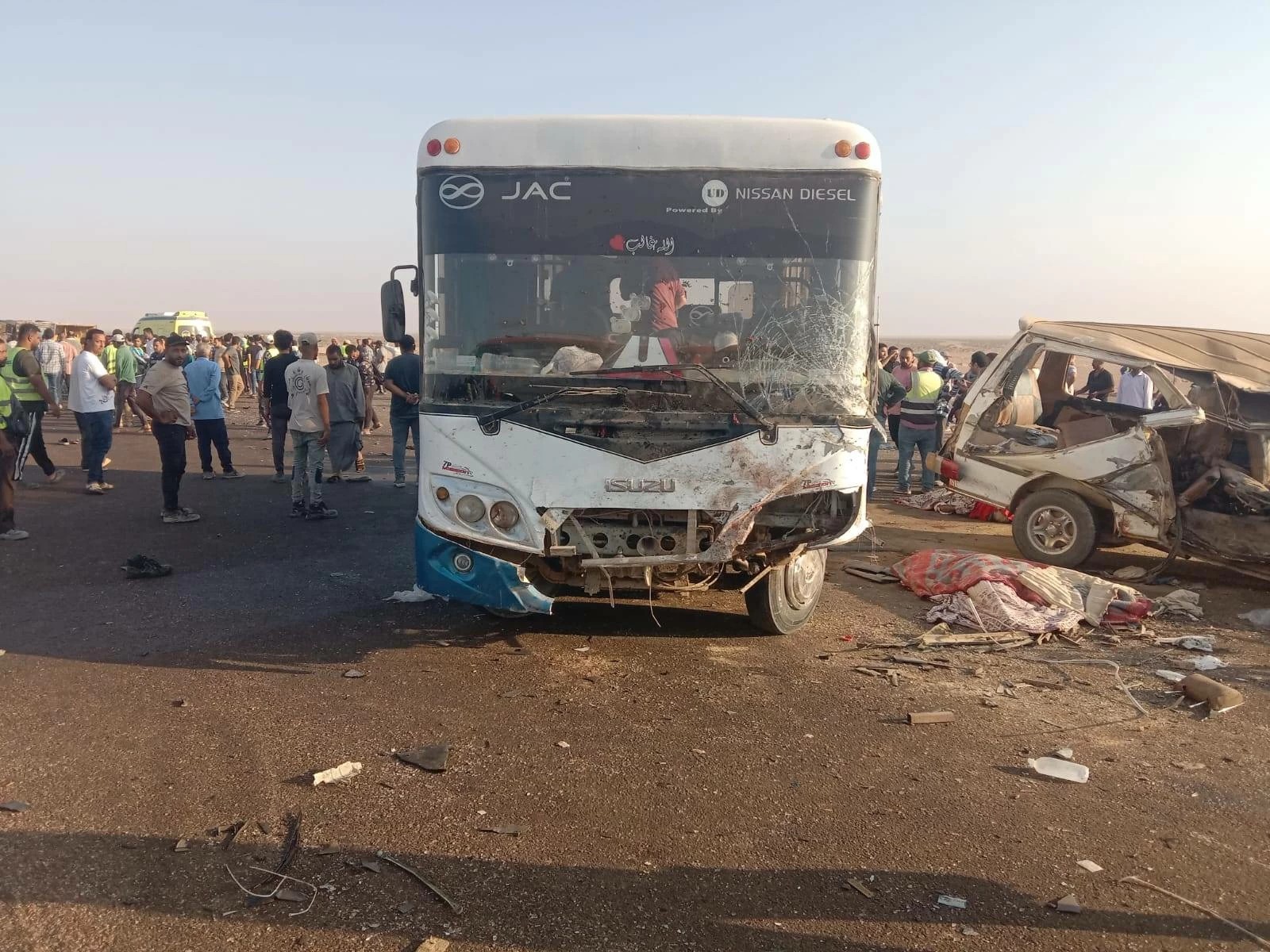 حادث تصادم - مصرع 13 وإصابة 40 في حادث تصادم أتوبيس وسيارة نقل على طريق أسيوط الغربي