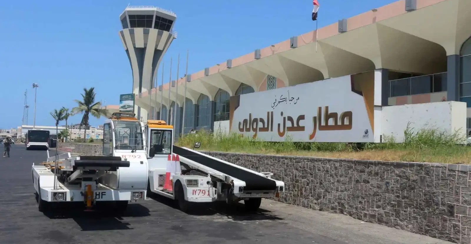 مطار عدن - الحوثيون يعلنون استهداف مواقع عسكرية قرب مطاري عدن والريان بالصواريخ والطائرات المسيرة