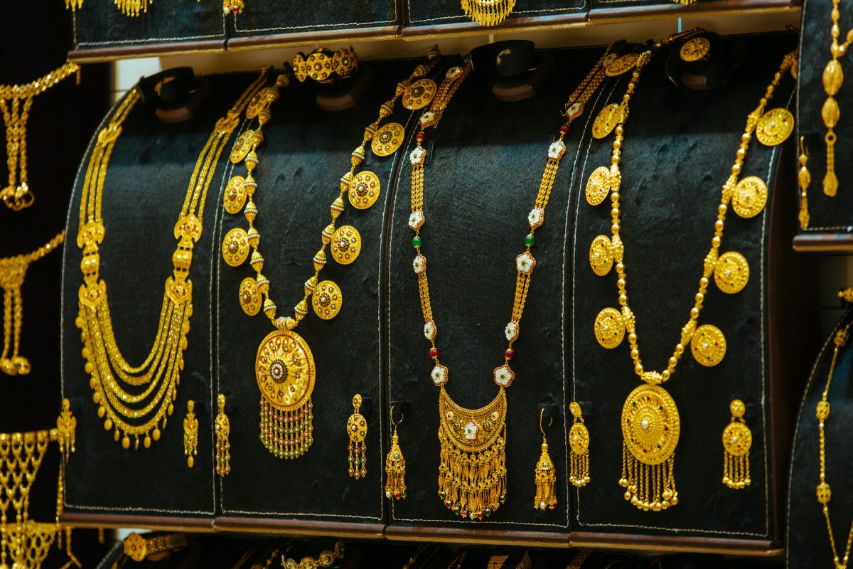 سعر أونصة الذهب - أسعار الذهب اليوم.. الأونصة تسجل 4,031 دولار صباح الجمعة وتفاوت محلي في مصر