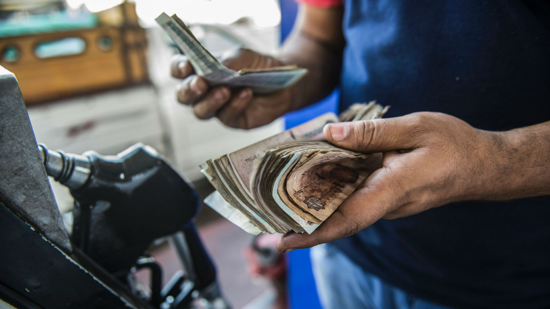 الحكومة المصرية - الحكومة المصرية تقرر تثبيت أسعار البنزين والسولار والبوتاجاز رغم وصول النفط إلى 110 دولارات