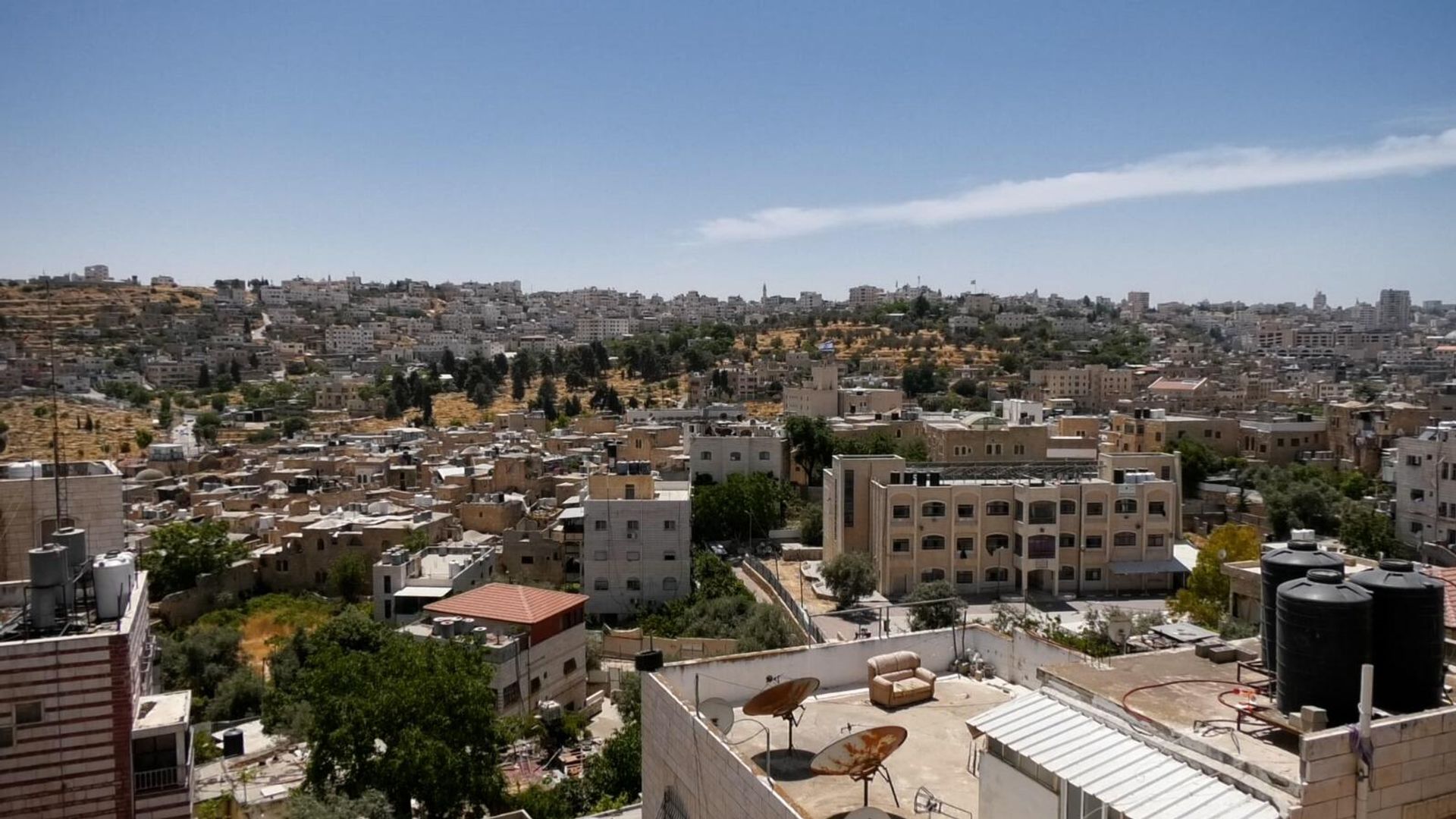 القوات الإسرائيلية - إسرائيل تهدم منزلي منفذي هجوم الخليل وتهجر آلاف الفلسطينيين بالضفة